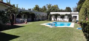 a yard with a pool and a house at LPR Express in Monte Grande