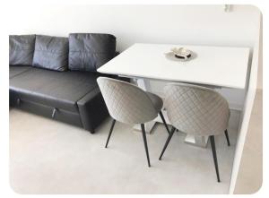 グダニスクにあるApartament Gdańsk 17のテーブルとソファのあるリビングルーム