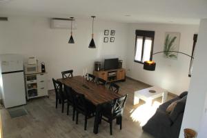 a kitchen and living room with a table and chairs at La Carbonera in Alaejos