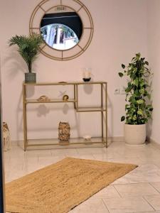 Una sala de estar con una mesa y un espejo. en Orion Studios B, en Centro histórico de Alónnisos 11 fotos más