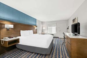 Habitación de hotel con cama grande y TV en Best Western Chula Vista/Otay Valley Hotel, en Chula Vista