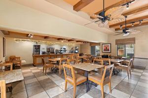 un restaurante con mesas, sillas y una barra en Best Western Chula Vista/Otay Valley Hotel, en Chula Vista