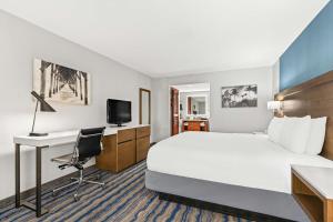 una camera d'albergo con un letto e una scrivania di Best Western Chula Vista/Otay Valley Hotel a Chula Vista