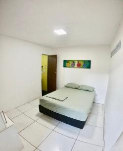 een slaapkamer met een bed in een witte kamer bij Hostel do Rasta in Salvador