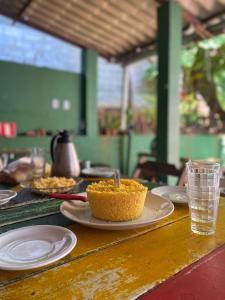 een tafel met borden en een kom eten erop bij Hostel do Rasta in Salvador