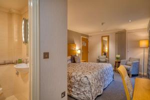 Ambleside Salutation Hotel & Spa, World Hotel Distinctive客房内的一张或多张床位
