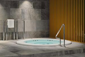 科沃布热格Radisson Resort Kołobrzeg的房间里有带按摩浴缸的浴室