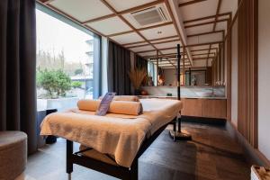 科沃布热格Radisson Resort Kołobrzeg的一间带床和大窗户的卧室