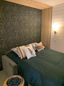 Postel nebo postele na pokoji v ubytování La Suite Unique - Le jardin sur les Pyrénées- vue panoramique montagne -jardin clôturé privé de 100m2-Parking-Linge de lit et serviettes compris-