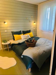 Postel nebo postele na pokoji v ubytování La Suite Unique - Le jardin sur les Pyrénées- vue panoramique montagne -jardin clôturé privé de 100m2-Parking-Linge de lit et serviettes compris-