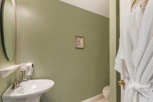 biała łazienka z umywalką i toaletą w obiekcie Essex Street Inn & Suites, Ascend Hotel Collection w mieście Newburyport