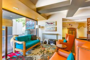阿爾伯克基的住宿－里奧格蘭德貝斯特韋斯特普勒斯酒店，客厅配有橙色和蓝色的家具
