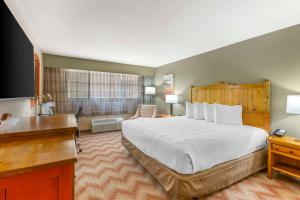 a hotel room with a large bed and a desk at Best Western Plus Rio Grande Inn in Albuquerque +37 photos