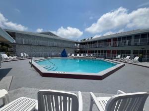 a large swimming pool in front of a building at Garden Inn Homestead/Everglades/Gateway to Keys in Homestead