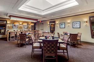 Best Western Premier Denham Inn & Suites tesisinde bir restoran veya yemek mekanı