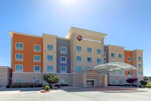 an exterior view of a hotel at Best Western Plus Medical Center in Amarillo