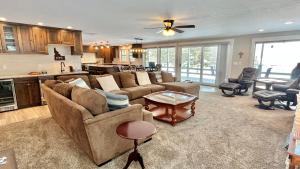 Χώρος καθιστικού στο The Great Outdoors - Fantastic home - Lake Cascade - Game room - A/C - Lots of parking