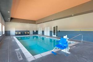a large swimming pool with a blue chair in it at Best Western Plus Medical Center in Amarillo