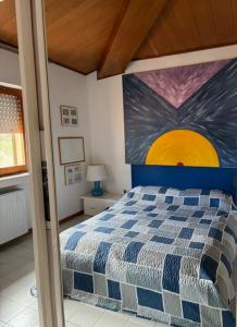 Bellavista apartament في أولبيا: غرفة نوم بسرير مع لوحة على الحائط