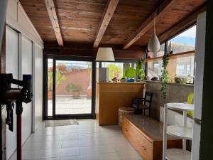 Bellavista apartament في أولبيا: غرفة معيشة مع طاولة وغرفة طعام