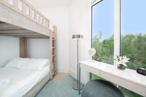 1 dormitorio con litera y ventana en Rum Point Resort 308, en Driftwood Village