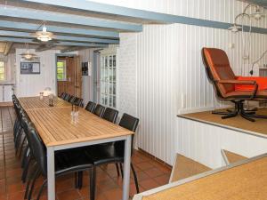 Posezení v ubytování 14 person holiday home in Ulfborg