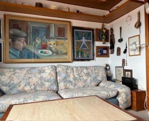 una sala de estar con sofá y un gato sentado en una mesa en Bellavista apartament, en Olbia