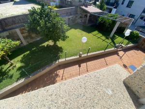 Ogród w obiekcie Duplex en Sanxenxo con piscina y vistas al mar