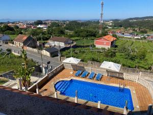 Basen w obiekcie Duplex en Sanxenxo con piscina y vistas al mar lub w pobliżu