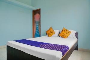 Cama ou camas em um quarto em SPOT ON 79676 Hote Kinara Lodging And Restaurant