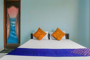 Cama ou camas em um quarto em SPOT ON 79676 Hote Kinara Lodging And Restaurant