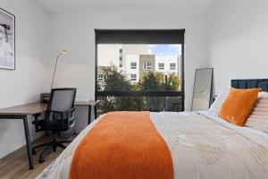 Giường trong phòng chung tại Rooftop 3B 3BA House Near Dodger Stadium and DTLA