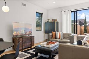 Khu vực ghế ngồi tại Rooftop 3B 3BA House Near Dodger Stadium and DTLA