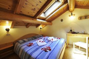 リヴィーニョにあるGenziana - Happy Rentalsの木製の天井の客室で、ベッドルーム1室(ベッド1台付)
