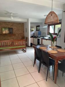 - une cuisine et une salle à manger avec une table et des chaises dans l'établissement Bahia Bonita Flat, à Itacaré