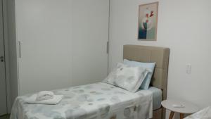 een kleine slaapkamer met een bed en bij RED DESIGN - Apto completo 2 Qts 901 in Vitória