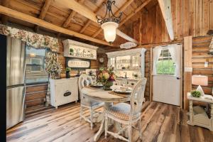 Η κουζίνα ή μικρή κουζίνα στο Spring Hill Farm - The Pampered Peacock +12 φωτογραφίες