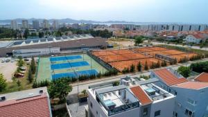 eine Luftansicht eines Gebäudes mit einem Tennisplatz in der Unterkunft Luxury Majpruz Suites in Zadar