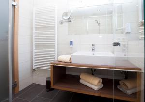 y baño blanco con lavabo y ducha. en Haus Ländle, en Ischgl