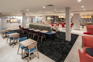 um restaurante com mesas e cadeiras numa cafetaria em Home2 Suites By Hilton East Haven New Haven em East Haven