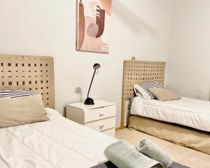Giường trong phòng chung tại Casa amplia y comoda en exclusiva zona de Chacras de Coria