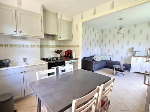 Dapur atau dapur kecil di Gîte charmant à Naives-Rosières : 4 pers., grand terrain fleuri, proche Bar-le-Duc - FR-1-585-51