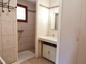 Bilik mandi di Gîte charmant à Naives-Rosières : 4 pers., grand terrain fleuri, proche Bar-le-Duc - FR-1-585-51 +9 gambar