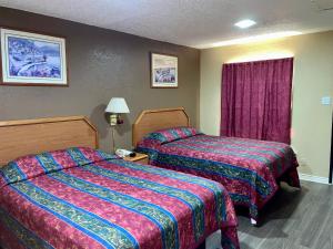 Postel nebo postele na pokoji v ubytování Ankur Inn Motel
