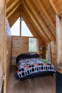 Postel nebo postele na pokoji v ubytování Glamping las 4 estaciones + 37 fotografií