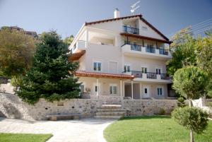 una villa con vista sulla casa di Xenonas Ioanni Parcha a Levidhion