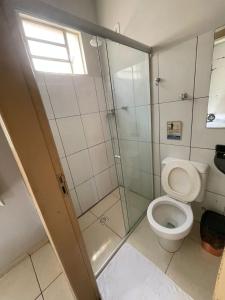 POUSADA ACONCHEGO HOTEL في امبراتريز: حمام مع مرحاض ودش زجاجي