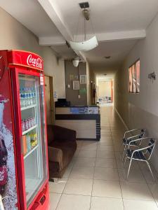 POUSADA ACONCHEGO HOTEL في امبراتريز: آلة كوكاكولا في غرفة المعيشة