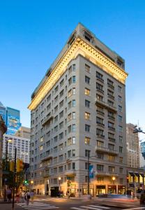 un edificio blanco alto con luces encima en AKA Rittenhouse Square, en Filadelfia