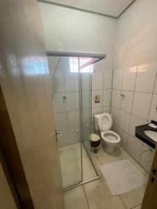 POUSADA ACONCHEGO HOTEL في امبراتريز: حمام مع كشك دش ومرحاض